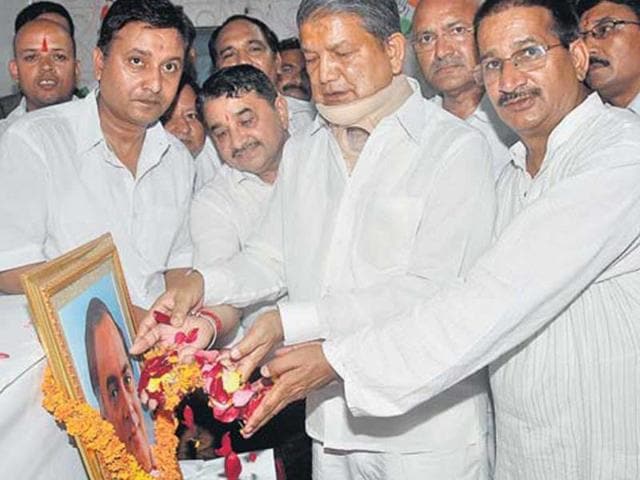 CM-Harish-Rawat-and-PCC-president-Kishore-Upadhyay-right-pay-tribute-to-late-Rajiv-Gandhi-in-Dehradun-on-Wednesday-HT-Photo CM-Harish-Rawat-and-PCC-president-Kishore-Upadhyay-right-pay-tribute-to-late-Rajiv-Gandhi-in-Dehradun-on-Wednesday-HT-Photo