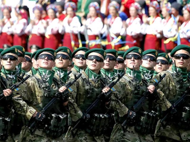 Border guards march during Ukraine's Independence Day military parade, in the centre of Kiev. (Reuters Photo)