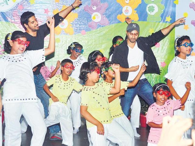 Actors Sidharth Malhotra and Varun Dhawan danced and interacted with underprivileged kids from Aashray, a city-based NGO. (Yogen Shah)
