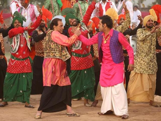 In this desi avatar of Shakespeare's Comedy of Errors, a father-son pair discovers their mirror images in a different city. What happens thereafter forms the crux of the story.