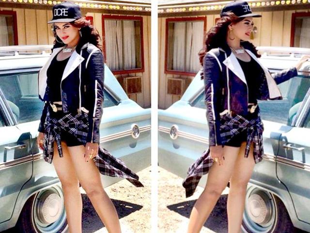 Sonakshi looks like a total hipster right from the streets of New York, doesn't she? Sonakshi looks like a total hipster right from the streets of New York, doesn't she?