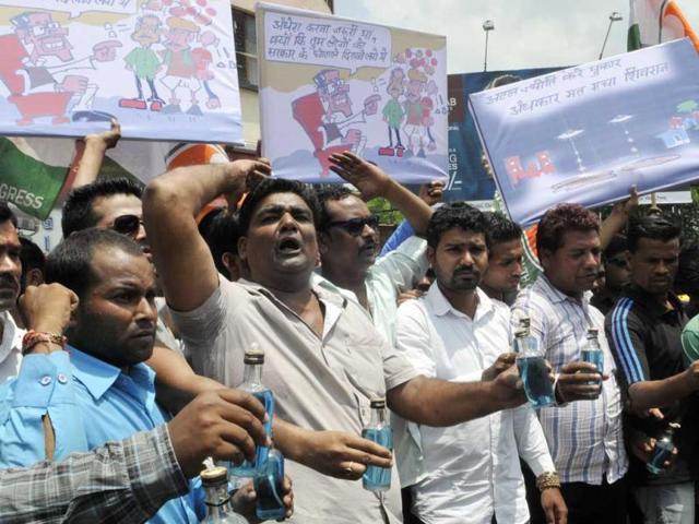Youth Congress workers hold hand-made lamps to protest against power cuts, in Bhopal on Tuesday. (Praveen Bajpai/HT photo)