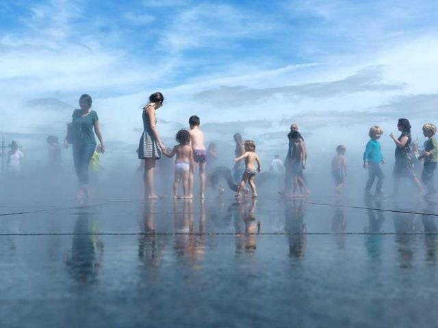 People cool off in the Water Mirror in the southwestern French city of Bordeaux. Hardly eight years after its creation, the Water Mirror is taking an amazing place in the daily lives of Bordeaux residents. (AFP Photo)