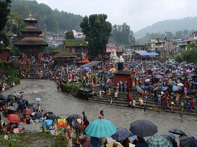 Nepalese Hindu devotees gather for the Kuse Aunse, or Father's Day, Festival at the Gokarneswar Mahadev Temple at Gokarna on the outskirts of Kathmandu on August 25, 2014. (AFP PHOTO/Prakash Mathema)
