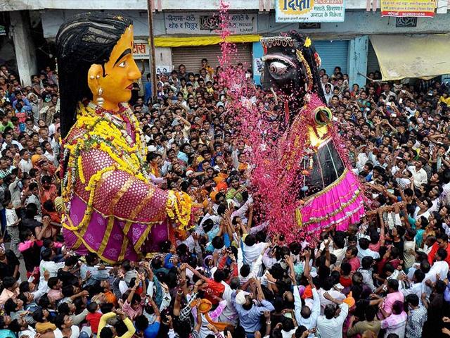 Devotees at the 'Peli-Kali Maarbat' ceremony during Pola festival in Nagpur on 26th August.(PTI)