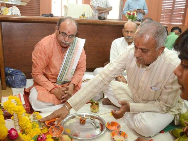 MP BJP president Nand Kumar Singh Chouhan performs puja before taking charge as the president, in Bhopal on Wednesday. (Praveen Bajpai/HT photo)