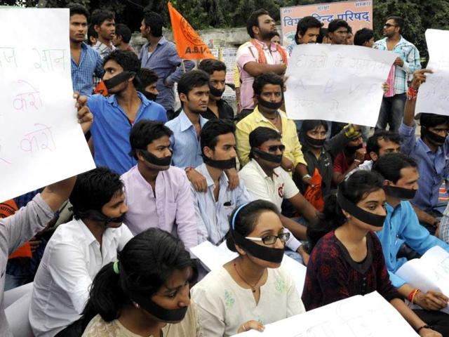 A large number of ABVP members staged a mute protest to highlight Bhanwarkua police's brutality, in Indore on Wednesday. (Amit K Jaiswal/HT photo)