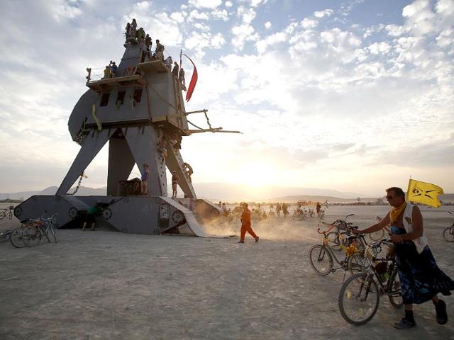 Participants interact with the Alien Siege Machine during the Burning Man 2014 "Caravansary" arts and music festival in the Black Rock Desert of Nevada. (Reuters Photo)