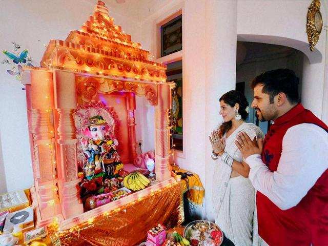 Actor couple Tanaaz and Bakhtiyaar Irani offering pooja to a Ganesh idol at their home on the occasion of Ganesh Chaturthi in Mumbai on August 29, 2014. (PTI)