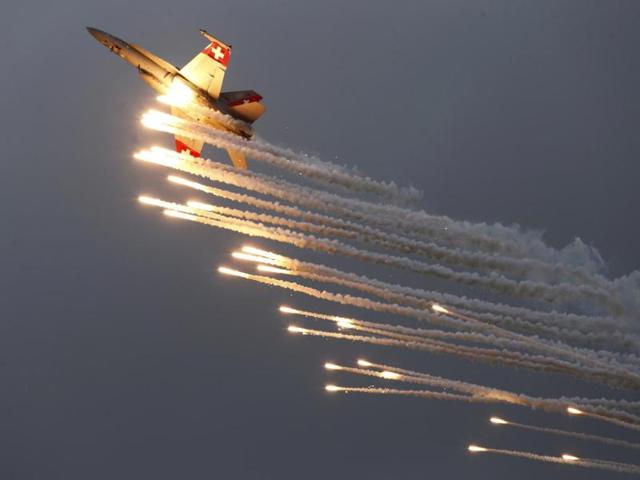 A Swiss Air Force F/A 18 Hornet aircraft releases flare during the Air14 airshow at the airport in Payerne. (Reuters Photo)
