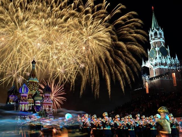 Fireworks light the sky above Saint Basil's Cathedral during the "Spasskaya Tower" international military and music festival on Red Square in Moscow. (AFP Photo)