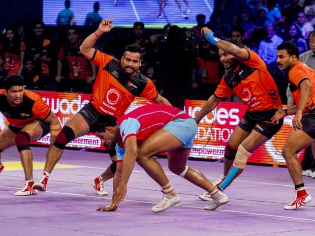 Jaipur-Pink-Panthers-battle-it-out-with-U-Mumba-at-the-finals-of-the-inaugural-Star-Sports-Pro-Kabaddi-League-at-the-NSCI-Stadium-in-Mumbai-Prodip-Guha-HT-Photo