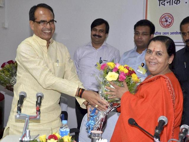 Union-water-resources-minister-Uma-Bharti-being-welcomed-by-MP-chief-minister-Shivraj-Singh-Chouhan-during-a-meeting-in-Bhopal-on-Monday-PTI-photo