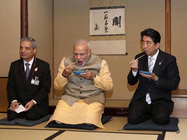 PM Modi and Japan's PM Shinzo Abe eat tea cakes during a tea ceremony at the Omotesenke. (AFP PHOTO)