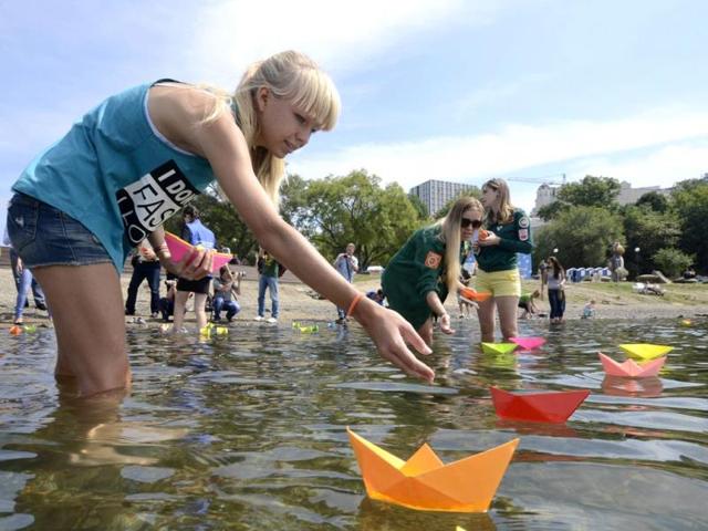 Activists launch paper boats during celebrations for the 69th anniversary of the end of World War Two in the far eastern city of Vladivostok. (Reuters Photo)