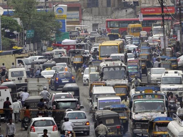 Traffic jam at Hamidia Road in Bhopal on Wednesday. (Praveen Bajpai/HT photo)