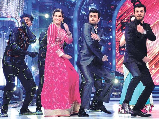 Sonam Kapoor, Manish Paul and Fawad Khan danced on the sets of a TV show (Photos: Yogen Shah)