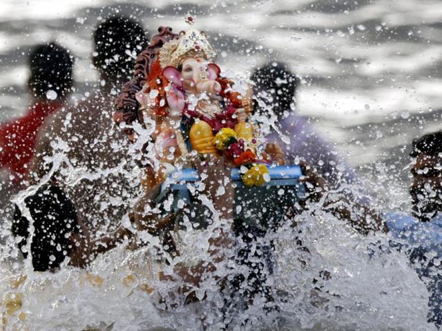 Devotees carry an idol of Lord Ganesh for visarjan (immersion) in Mumbai. The 10-day long festival will end on Monday. (Kunal Patil/HT photo)