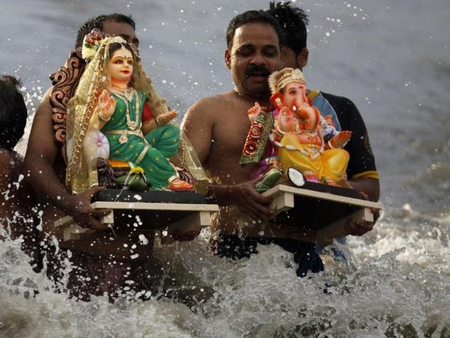 Devotees carries idols of Lord Ganesh and Goddess Gauri for visarjan (immersion) in Mumbai. The 10-day long festival will end on Monday. (Kunal Patil/HT photo)