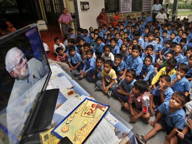 Students of MCD west Vinod Nagar School listens to Prime Minister Narendra Modi on TV and Radio on Teachers' Day in New Delhi. (HT photo/Raj K Raj)