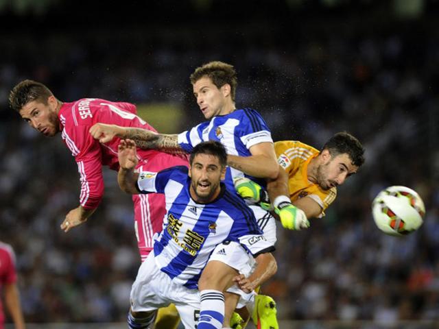 Spain, San Sebastian: August 31, 2014 Real Madrid's defender Sergio Ramos (L) vies with Real Sociedad's goalkeeper Enaut Zubikarai (R), defender Inigo Martinez (2nd R) and mi dfielder Markel Bergara (2nd L) during the Spanish league football match Real Sociedad vs Real Madrid. (AFP/Ander Gillienea)