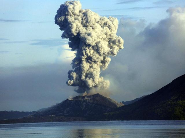 Papua New Guinea, Rabaul: August 30, 2014 Smoke and ash fills the air as Mount Tavurvur erupts in Rabaul in eastern Papua New Guinea. (AFP/Ness Kerton)