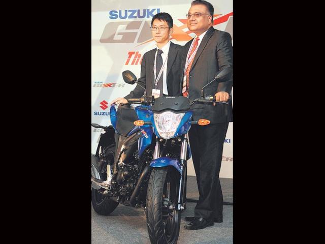 Suzuki-executive-VP-Atul-Gupta-with-VP-sales-Kenji-Hirozawa-pose-with-the-Gixxer-Photo-HT Suzuki-executive-VP-Atul-Gupta-with-VP-sales-Kenji-Hirozawa-pose-with-the-Gixxer-Photo-HT