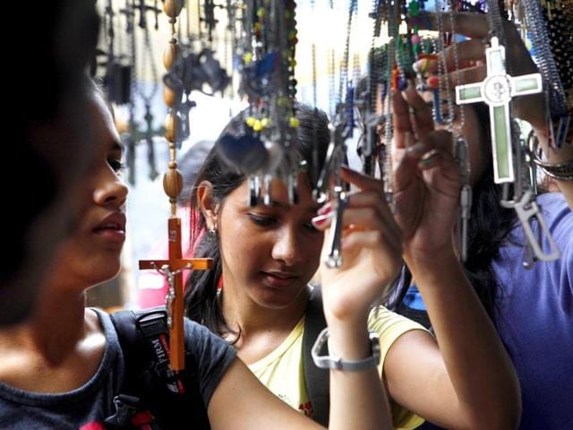 Bandra Dresses Up For 8 Day Mount Mary Fair Starting From Sunday Hindustan Times Although the current church edifice is just 100 years old, the history behind the current statue of our lady goes back to the 16th century when jesuit priests from portugal brought the statue to the current location and constructed a chapel. mount mary fair starting from sunday