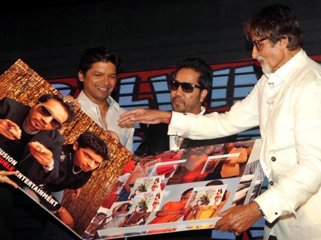 Amitabh Bachchan, Shaan and Mika Singh pose for the shutterbugs at a promotional event for Balwinder Singh Famous Ho Gaya directed by Sunil Agnihotri in Mumbai. (AFP Photo)