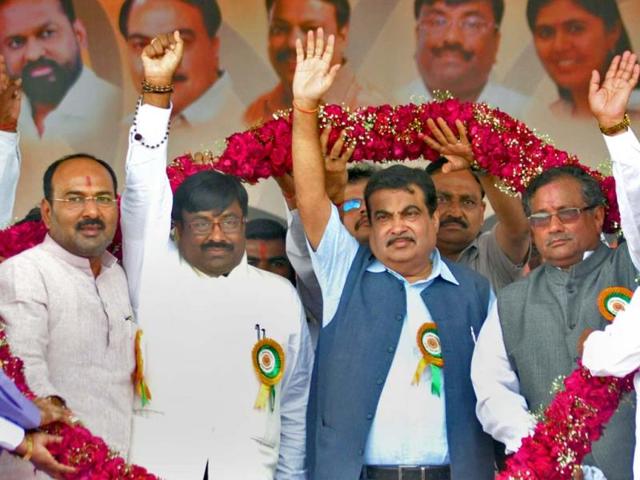 BJP worker felicitate Union minister Nitin Gadkari, MP Sanjay Kaka Patil and the vice president of BJP in Maharashtra Sudheer Mungantiwar at a rally in Kavthe-Mahankal, Sangli. (Uday Deolekar/HT photo)