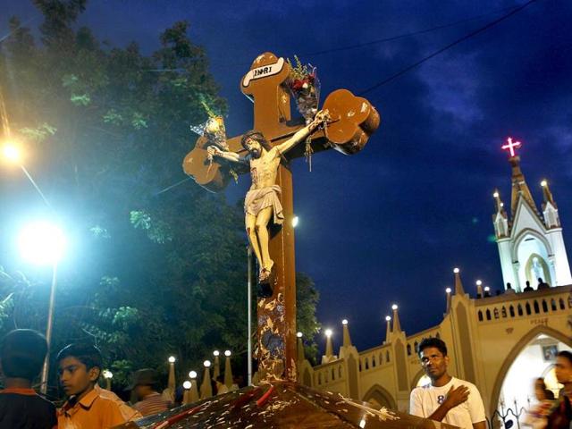Bandra gears up for the eight day Mount Mary fair starting from Sunday in Mumbai. (Satish Bate/HT photo)