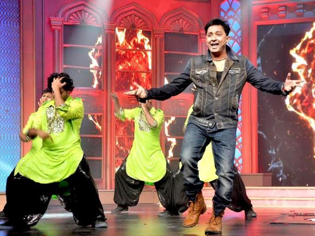 Sukhwinder Singh performs at the music launch of Happy New Year.
