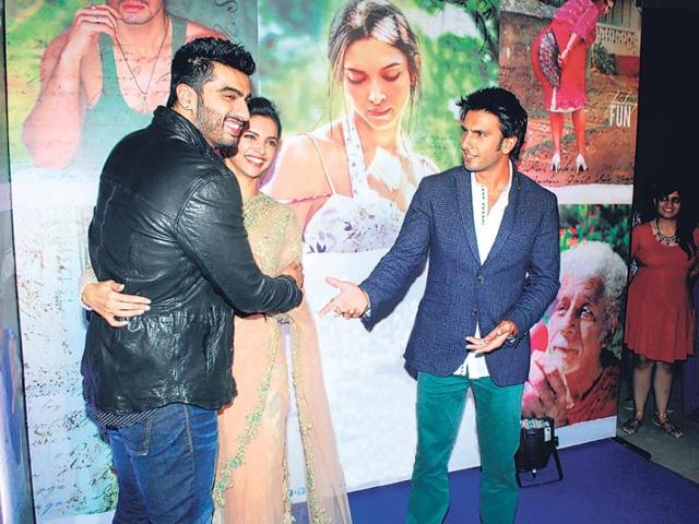 Deepika manages to slip away from Ranveer's hands to Arjun even as the Ramleela actor looks on.