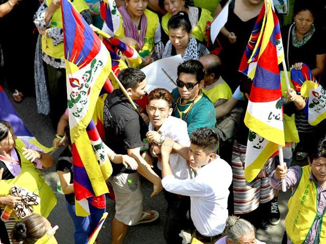 Tibetan activists throng Majnu ka Tilla Road in protest against Xi Jinping's visit to New Delhi on Wednesday. (Arun Sharma/HT Photo)
