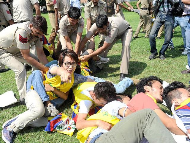 Indian police detain exiled Tibetan youths during a protest against Chinese President Xi Jinping's visit to New Delhi, outside the Chinese Embassy on Wednesday. The police detained around 10 Tibetans. (AFP Photo)