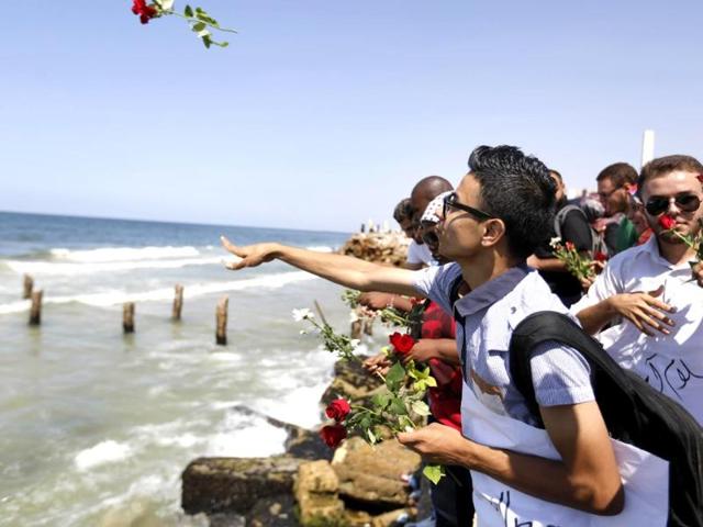 Palestinians throw roses in the Mediterranean sea off the coast of Gaza City. (AFP Photo)