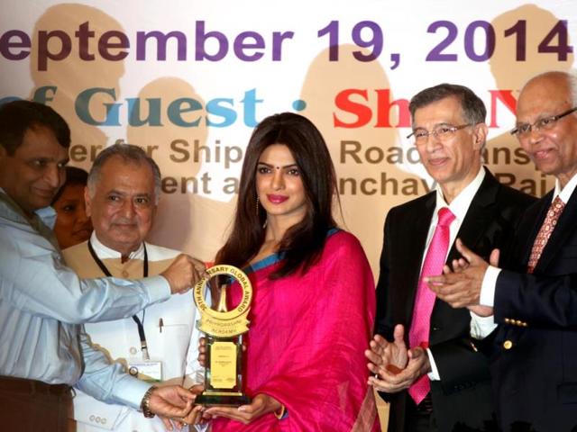 Bollywood actress Priyanka Chopra receives Smita Patil Memorial Global Award for best actor at Priyadarshani Academy's global awards 2014 in Mumbai. (Kunal Patil/HT photo)