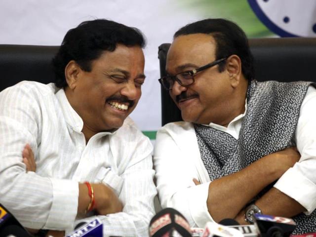 NCP leaders Sunil Tatkare and Chagan Bhujbal at a press conference in Mumbai. (Kunal Patil/HT photo)