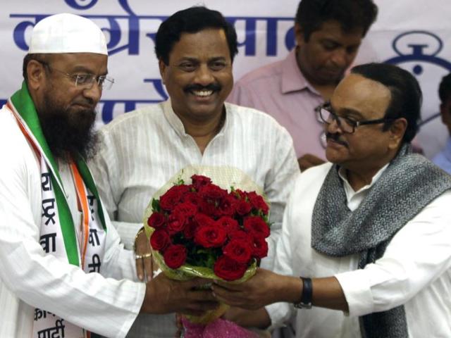 Malegaon MLA Mufti Mohammad joins NCP in the presence of leaders Sunil Tatkare and Chhagan Bhujbal at a press conference in Mumbai.(Kunal Patil/HT photo)