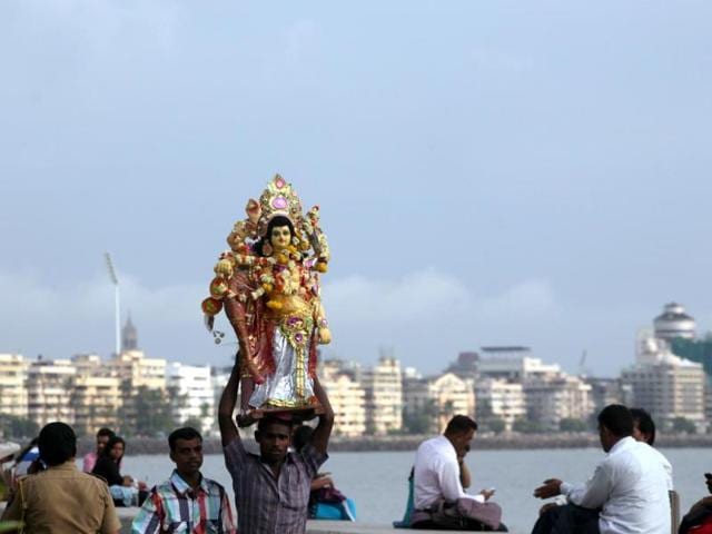 Devotees take idols of Lord Vishwakarma for immerse at Girgaon Chowpati in Mumbai. (Kunal Patil/HT photo)