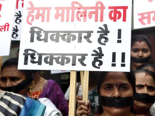 Women protest by tying a black ribbon on their mouth against Hema Malini's comments on Mathura widows, outside her residence in Mumbai.(Vidya Subramaniam/HT photo)