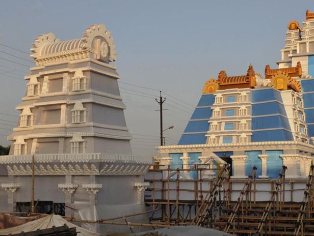 A replica of Bengaluru's Iskcon temple in Bhopal. Such replicas of temples in Bengaluru are a hit among Navratri organisers in Bhopal this year. (Praveen Bajpai/HT photo)
