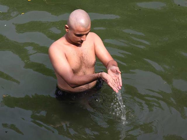 Hindus perform rituals in the Banganga tank during 'sarvapitri amavasya' (a day devoted to ancestors) in Mumbai. On Sarvapitri amavasya, Hindus pay homage to their ancestors and perform rituals with the belief that the souls of their ancestors will go to heaven. (Vijayanand Gupta/HT photo)