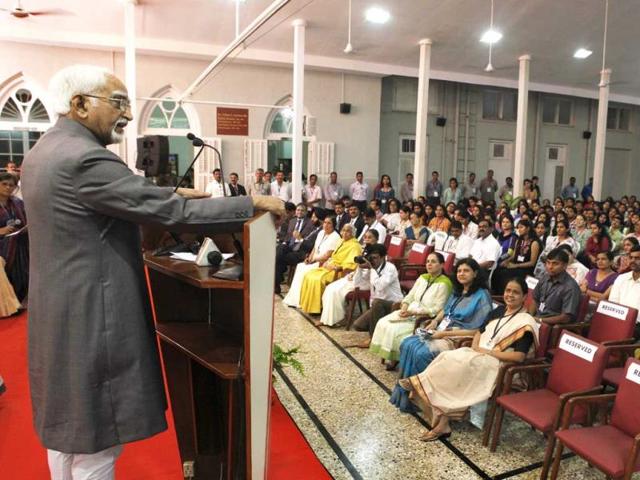 Hamid Ansari , the vice president of India addresses an interactive session with students at Sophia College for Women in Mumbai. (Kalpak Pathak/HT photo)