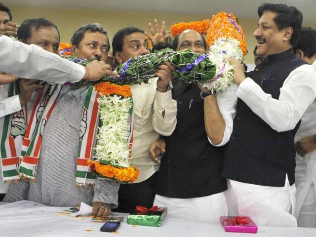 Maharashtra CM Prithviraj Chavan, state Congress chief Manikrao Thakre and party leader Kripashankar Singh look on as new members join Congress at Tilak Bhavan in Mumbai. (Kalpak Pathak/HT photo)