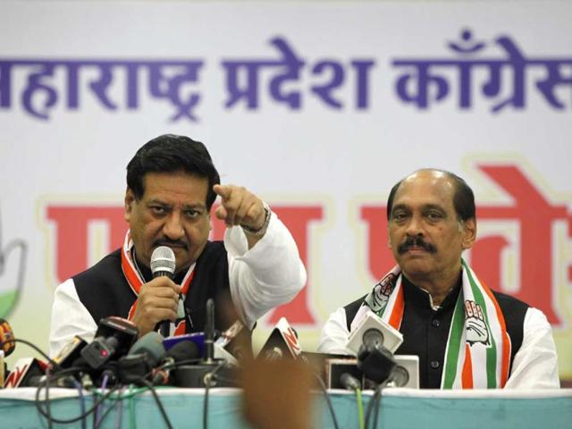 Maharashtra CM Prithviraj Chavan and Maharashtra Pradesh Congress Committee (MPCC) chief Manikrao Thakre address the press conference in Tilak Bhavan in Mumbai. (Kalpak Pathak/HT photo)