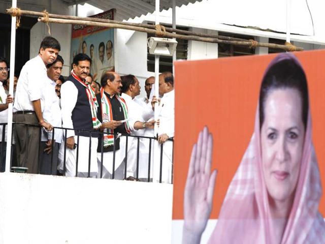 Maharashtra CM Prithviraj Chavan along with Maharashtra Pradesh Congress Committee chief Manikrao Thakre at Tilak Bhavan in Mumbai. (Kalpak Pathak/HT photo)
