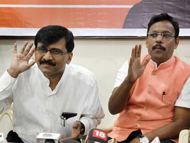 Shiv Sena spokesperson Sanjay Raut, BJP leader Vinod Tawde and Ashish Shelar, Mumbai chief for the BJP at the BJP-Sena executive committee meeting in Mumbai. (Satish Bate/HT photo)