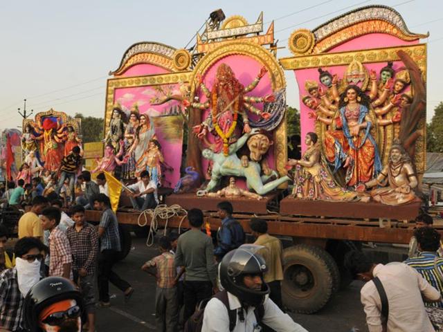 A tableau being taken for installation at a Navratri pandal in Bhopal ahead of the festival which begins on Thursday. (Praveen Bajpai/HT photo)