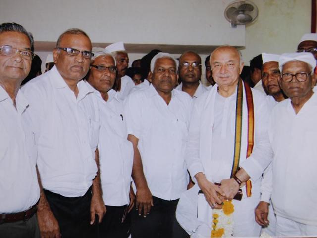 Sugar-baron-SR-Patil-right-standing-next-to-Sushilkumar-Shinde-from-western-Maharashtra-will-fight-the-upcoming-assembly-elections-in-Maharashtra-on-a-Congress-ticket-from-Shirol-HT-photo Sugar-baron-SR-Patil-right-standing-next-to-Sushilkumar-Shinde-from-western-Maharashtra-will-fight-the-upcoming-assembly-elections-in-Maharashtra-on-a-Congress-ticket-from-Shirol-HT-photo